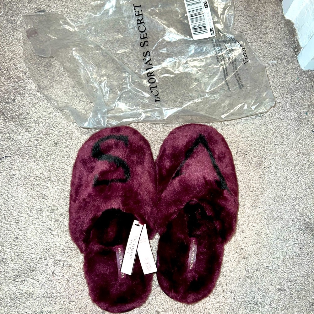Victoria’s Secret burgundy slippers size S